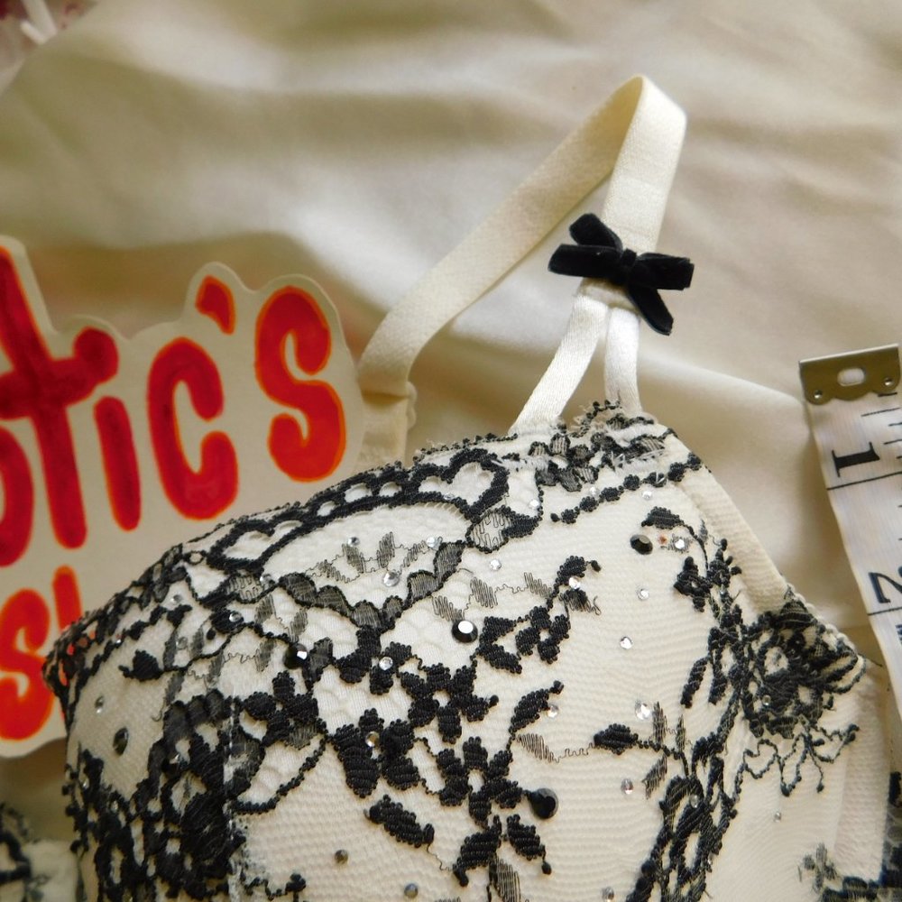 Overbust Lace Corset With a Few Imperfections - Picture 3 of 4